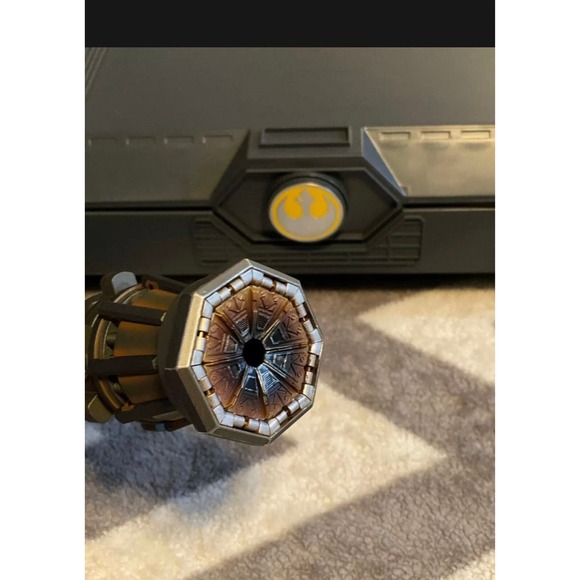 New Star Wars Galaxy Edge REY SKYWALKER LEGACY LIGHTSABER Yellow Disney Sold Out - Picture 10 of 12